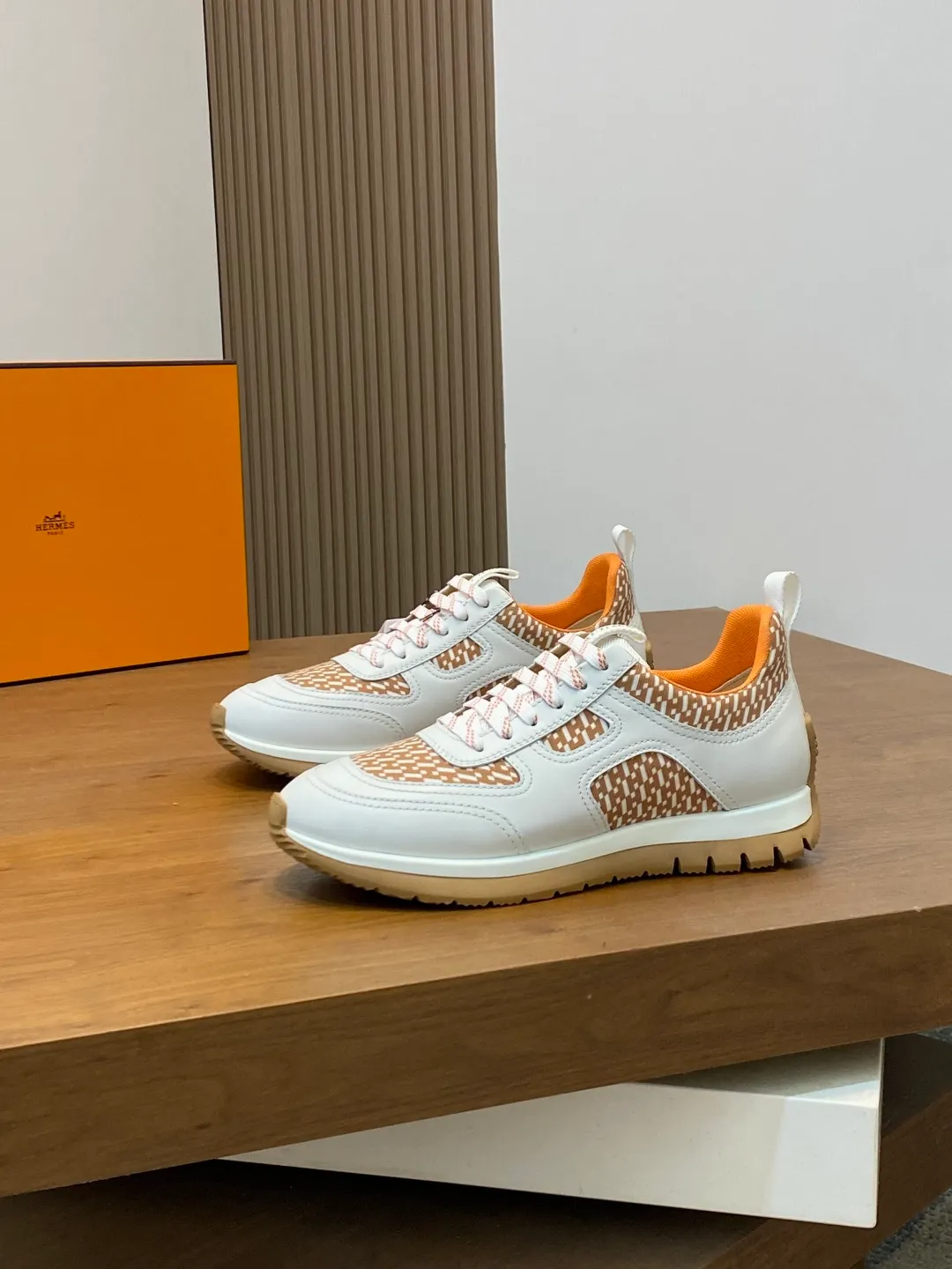 Men's shoes 💰860 Hermès/Hermès official GRAMME men's sports and running casual shoes. Made of jacquard calfskin technical fabric combination. The smooth lines of the upper highlight the sports fashion style. HERMES special jacquard webbing. The outsole is made of foam shock absorption and EVA injection bottom sheet. It is a double-layer hand-made combination. The whole shoe is very comfortable, light and extremely stable after being put on. Casual and simple style. Men's shoes 39 40 41 42 43 44